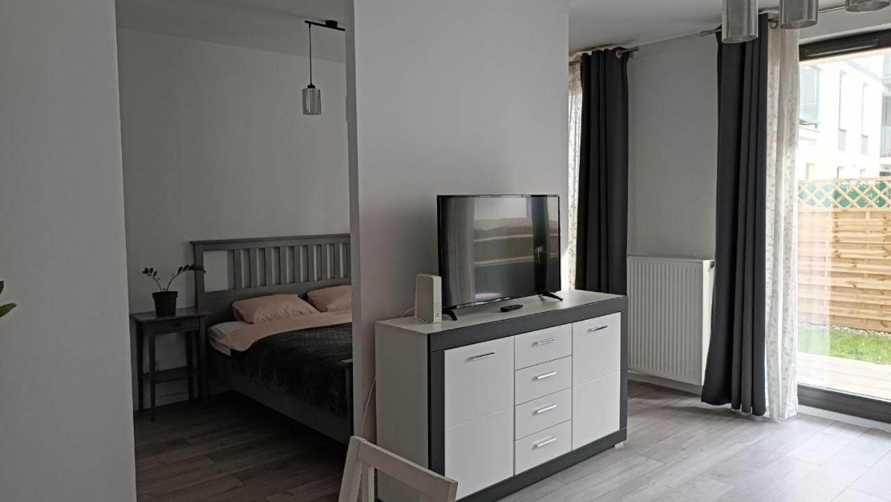 Apartment Z Ogrodkiem Na Warszawskiej Woli Varşova Dış mekan fotoğraf